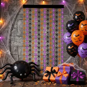 Ansicht des Halloween-Spinnenvorhangs mit festlichen Ballons und Geschenkkartons
