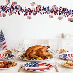 Patriottische Onafhankelijkheidsdag slingers met VS vlaggen boven een feestelijke eettafel