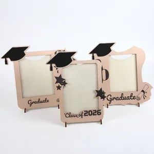 Détail de trois cadres photo de graduation en bois avec l'écriture Class of 2026