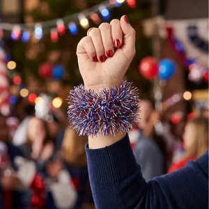 Nahaufnahme der rot-weiß-blauen Lametta-Handgelenksblume für die Unabhängigkeitstag-Deko
