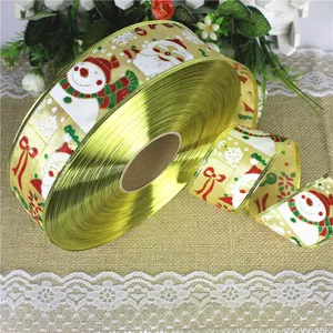 Detail van gouden kerstlint met kerstman- en sneeuwpopmotieven voor decoratie