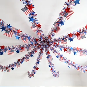 Patriottische slinger voor 4 juli met Amerikaanse vlaggen en sterren plafond decor.