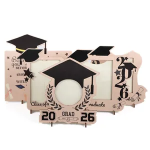Détail des cadres photo en bois pour la remise des diplômes 2026 avec décoration.