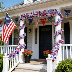 Patriottische rood-wit-blauwe slingers met sterren op een versierde veranda van huis.