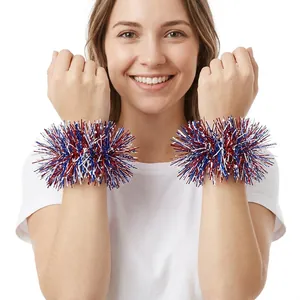 Nahaufnahme von rot-weiß-blauen Lametta-Armblumen für die Unabhängigkeitstags-Partydekoration