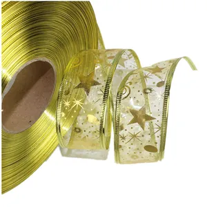 Detailansicht des 3,8 cm goldenen Weihnachtsbandes mit Sternen und Drahtkanten