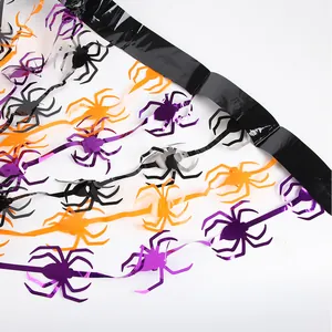 Nahaufnahme der metallischen Halloween-Spinnenvorhang-Dekoration in Lila Orange Schwarz