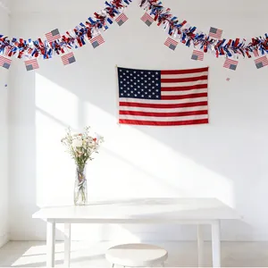 Rood wit en blauw patriottische slingers met Amerikaanse vlaggen voor decoratie