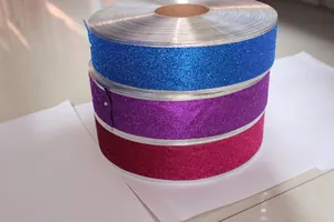 Close-up van 5cm breed glitter decoratief lint in blauw, paars en rood