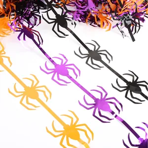 Nahaufnahme des Halloween-Lamellenvorhangs mit orangefarbenen, lila und schwarzen Spinnen.