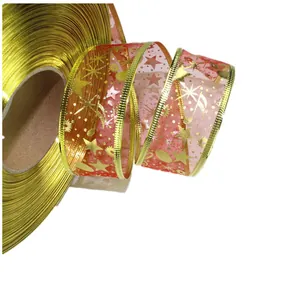 Detailaufnahme von 3,8 cm Weihnachtsband mit goldenem Drahtrand und festlichen Sternen