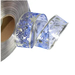 Detailansicht blaues transparentes Weihnachtsband mit silbernen Sternen und Metallkante