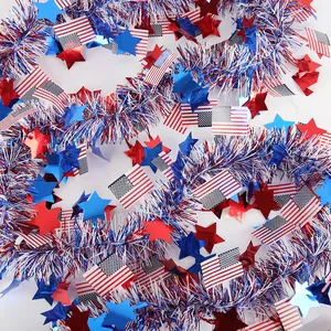 Detail van Amerikaanse Onafhankelijkheidsdag slinger met rode blauwe sterren en vlaggen