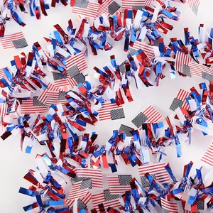 Rood wit blauwe slingers met Amerikaanse vlaggen voor decoratie van Onafhankelijkheidsdag.