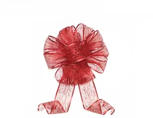 Detailopname van een rode glitter kerststrik van gaas met een elegant ontwerp