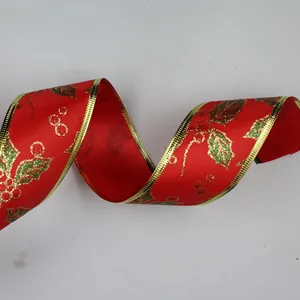 Detail van 5 cm breed rood kerstlint met glitter hulstpatroon en gouden randen.