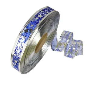 Detailansicht von 2,5 cm blauem Weihnachtsband mit silbernen Stern- und Herzmustern