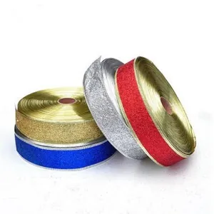 Rollen met glitter kerstlinten in goud zilver rood en blauw voor mooie decoraties