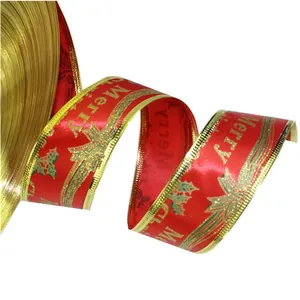 Primo piano di un nastro natalizio rosso e oro da 3,8 cm con scritta Merry Christmas