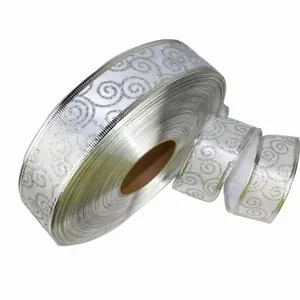 Detailansicht des 3,8 cm silbernen Weihnachtsbandes mit glitzernden Wolkenmustern
