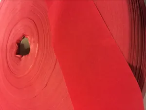 Gros plan sur le ruban floqué rouge doux pour les décorations de Noël festives