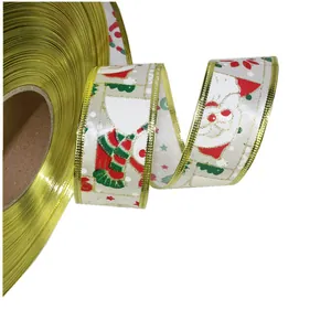 Dettaglio del nastro natalizio da 3,8 cm con motivi di Babbo Natale e bordi dorati