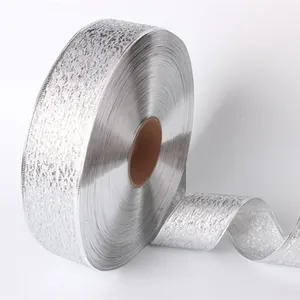 Primer plano que muestra la textura de purpurina plateada de la cinta metálica de 100 yardas.