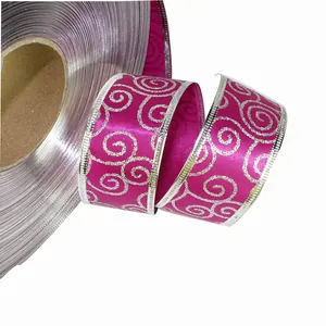 Detaillierte Nahaufnahme von fuchsiafarbenem Weihnachtsband mit silbernem Glitzermuster