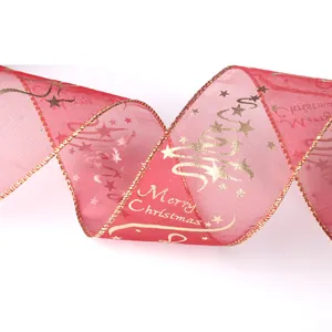 Detailopname van rood transparant kerstlint met gouden Merry Christmas tekst en sterren