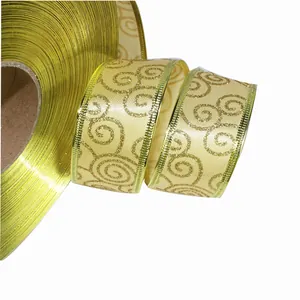 Nahaufnahme von 3,8 cm goldenem Glitzerband mit Wirbelmuster für Weihnachtsbaum