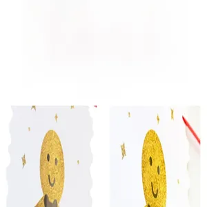 Ghirlanda natalizia in carta con omino di pan di zenzero dorato glitterato per decoro.