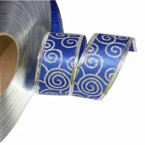 Detailaufnahme des 3,8 cm blauen Weihnachtsbandes mit silbernem Glitzerspiralmuster.