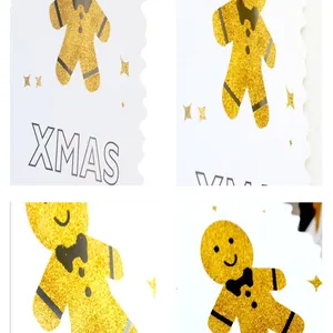 Primo piano di decorazioni dorate glitterate a forma di omino di pan di zenzero per Natale