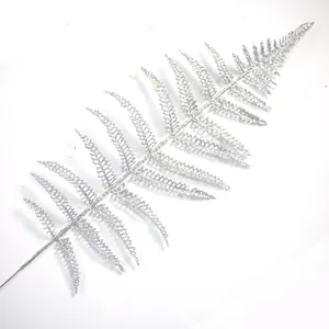 Dettaglio di una foglia di felce artificiale con glitter argento per decorazione di Natale