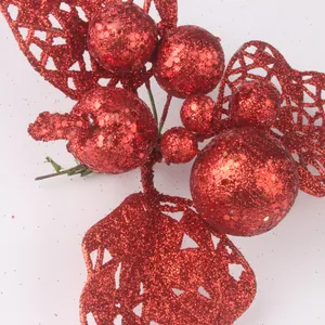 Detailaufnahme der roten glitzernden Weihnachtsbeeren und hohlen Blätter Zubehör