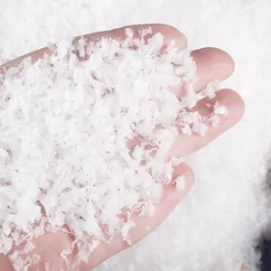 Gros plan détaillé montrant la texture réaliste des flocons de neige artificielle pour Noël