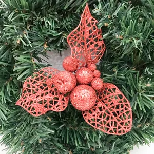 Detailansicht einer roten Glitzer-Hohlblatt- und Beeren-Weihnachtsdekoration auf Kranz.