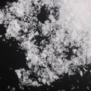 Détail macro de flocons de neige artificielle blancs pour décorations de Noël DIY.