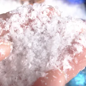 Vue macro détaillée montrant la texture réaliste des flocons de neige sèche artificielle