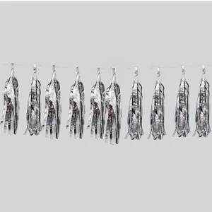Ghirlanda di nappe in lamina d'argento lucida per decorazioni di feste e matrimoni