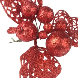 Rote glitzernde Weihnachtsbeeren mit hohlen Blättern für DIY-Kränze und Bastelarbeiten