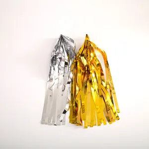 Dettaglio delle nappe con frange in lamina metallica oro e argento per decorazioni
