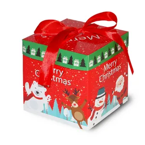 Caja de regalo de Navidad cuadrada roja con personajes de dibujos animados y lazo rojo
