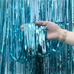 Detailansicht eines 4m langen metallic türkisblauen Lametta-Vorhangs für Party-Hintergründe