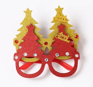 Dettaglio di occhiali a forma di albero di Natale con glitter rossi e oro