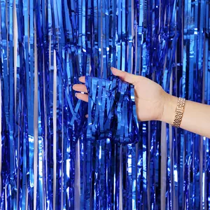 Detailansicht des metallisch blauen Lamellenvorhangs mit glänzender Textur
