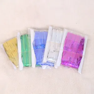 Vista dettagliata di tende a frange in lamina laser colorate in confezioni di plastica