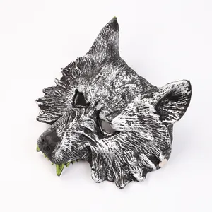 Gedetailleerde weergave van een zilveren wolfsmasker met groene tanden voor Halloween-kostuums