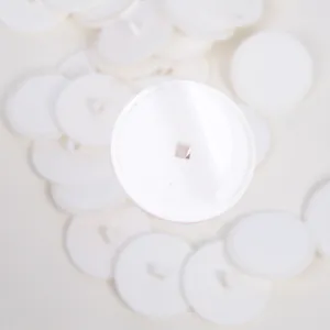 Detailopname van een witte ronde zelfklevende plafondhaak voor feestversieringen