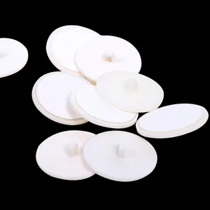 Gedetailleerd overzicht van witte ronde plafondhaken voor het ophangen van feestdecoraties